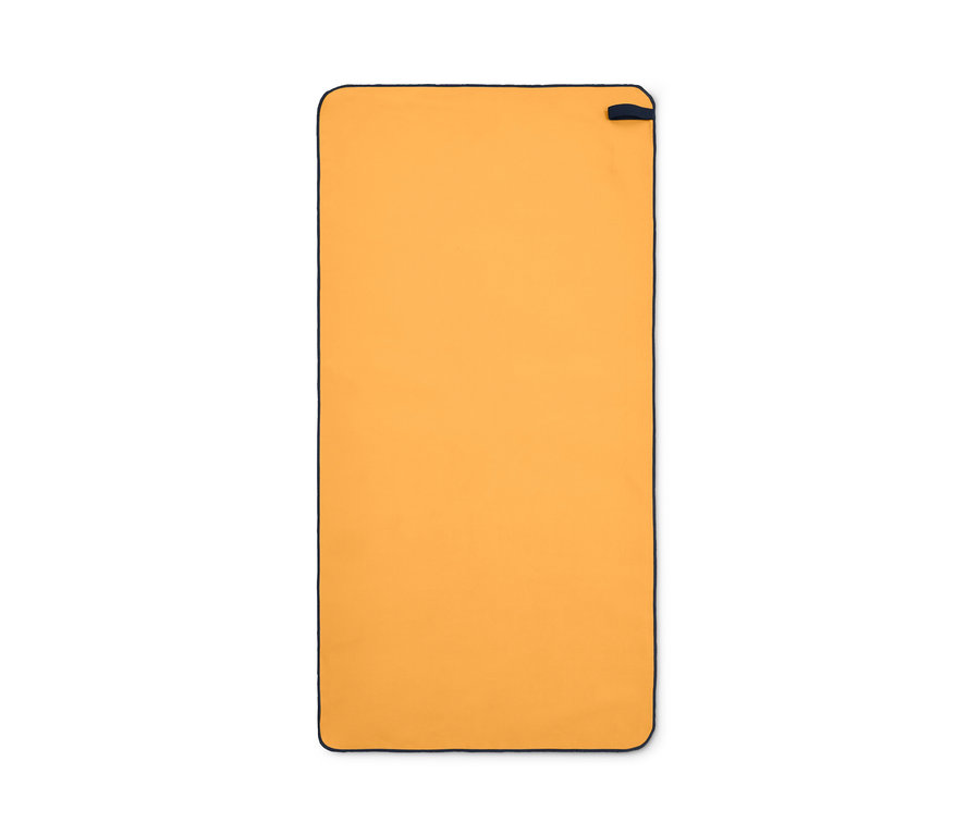 Oranžový outdoorový ručník o rozměrech cca 50 x 100 cm s tmavě modrým lemem.