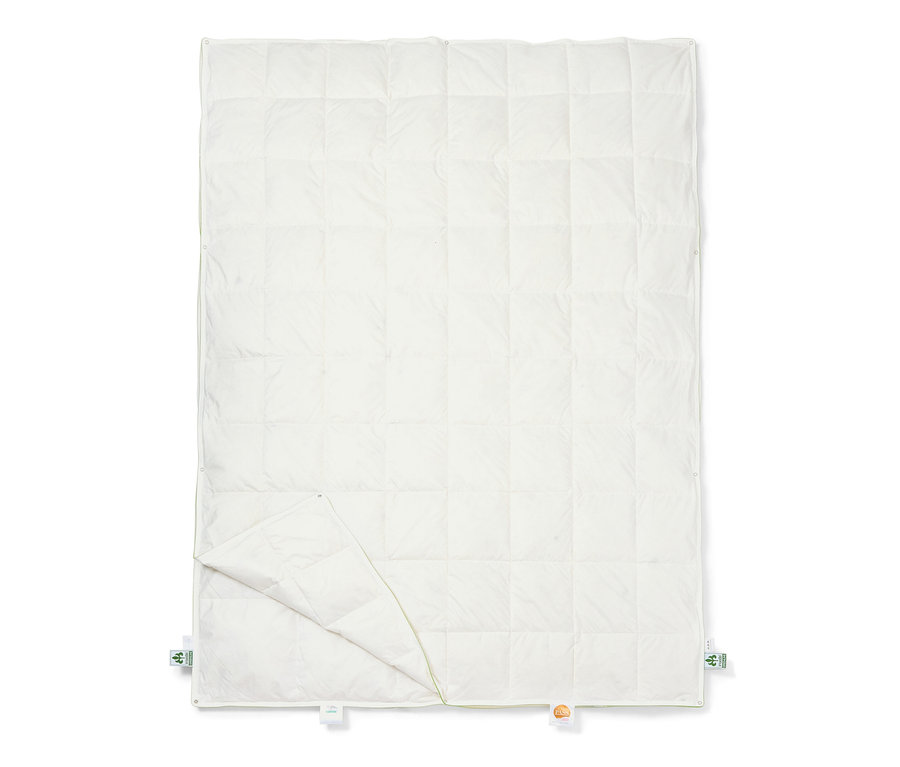 Rozložená péřová přikrývka irisette® greenline na 4 roční období standardní velikosti.