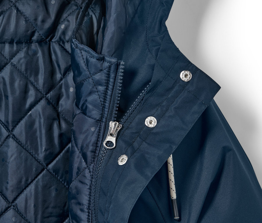 Detail modré bundy do deště 3 v 1 s kapucí a zipem.