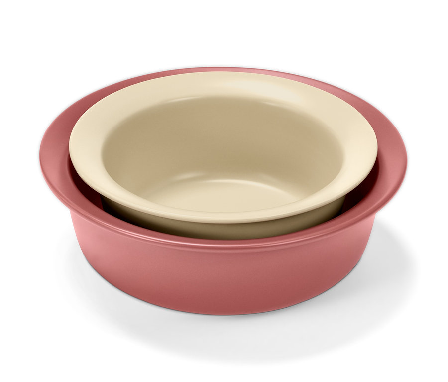 Dvě porcelánové zapékací formy, jedna uvnitř druhé.