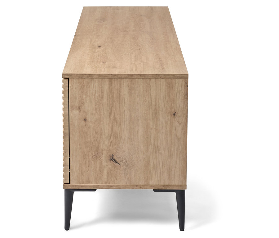 Boční pohled na světlou dřevěnou komodu s černými nohami.