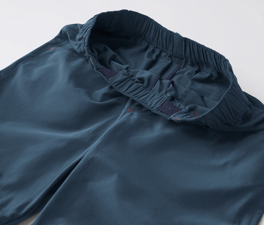 Detail dětských funkčních kalhot.