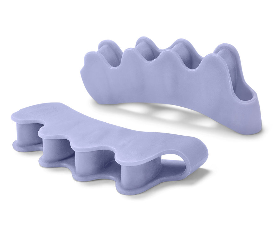 Dva fialové oddělovače prstů na nohou na bílém pozadí.