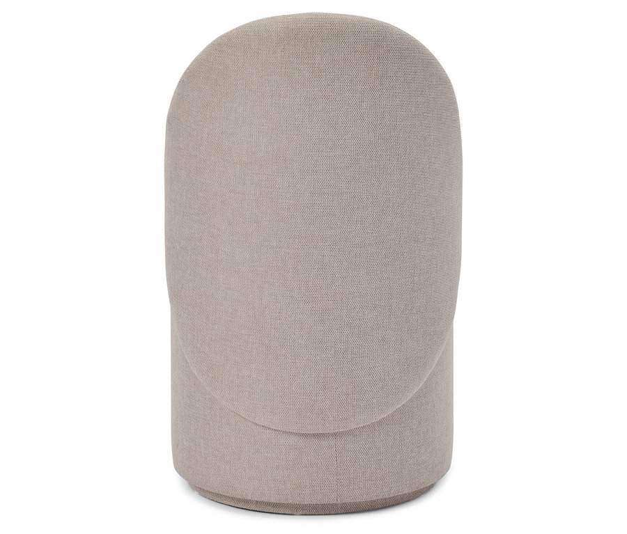 Detail béžové látkové židle na bílém pozadí.