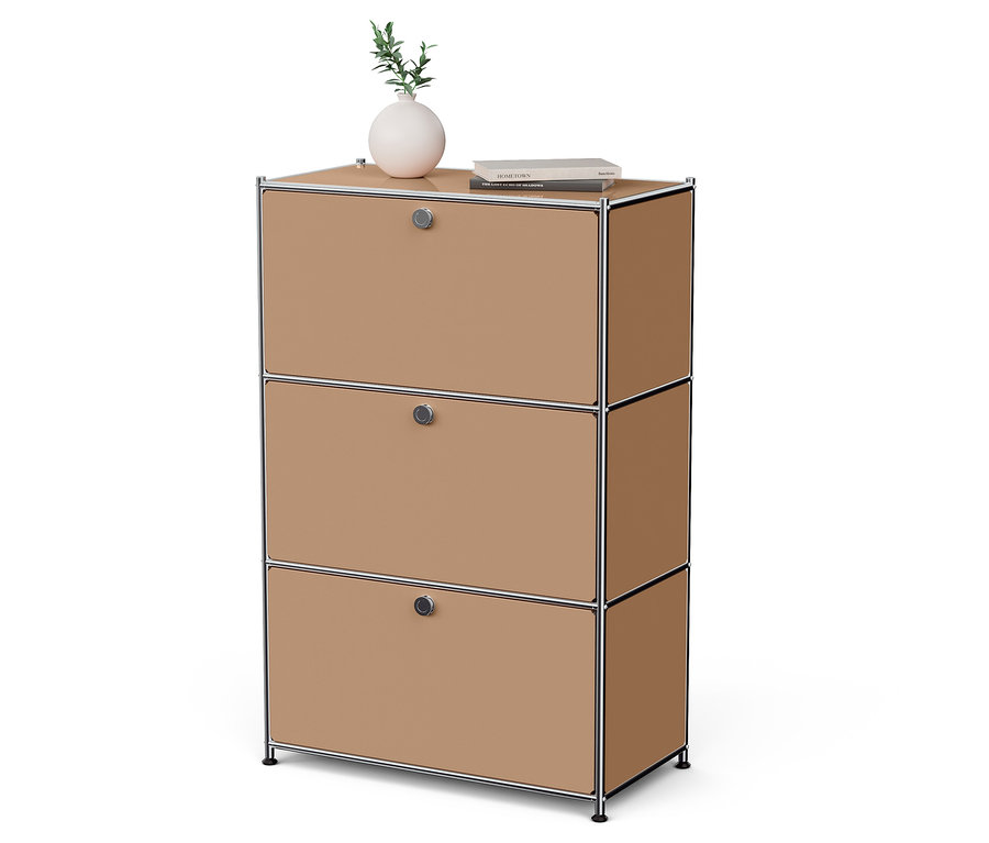 Třípatrová skříňka s hnědými dvířky, nahoře váza a kniha.