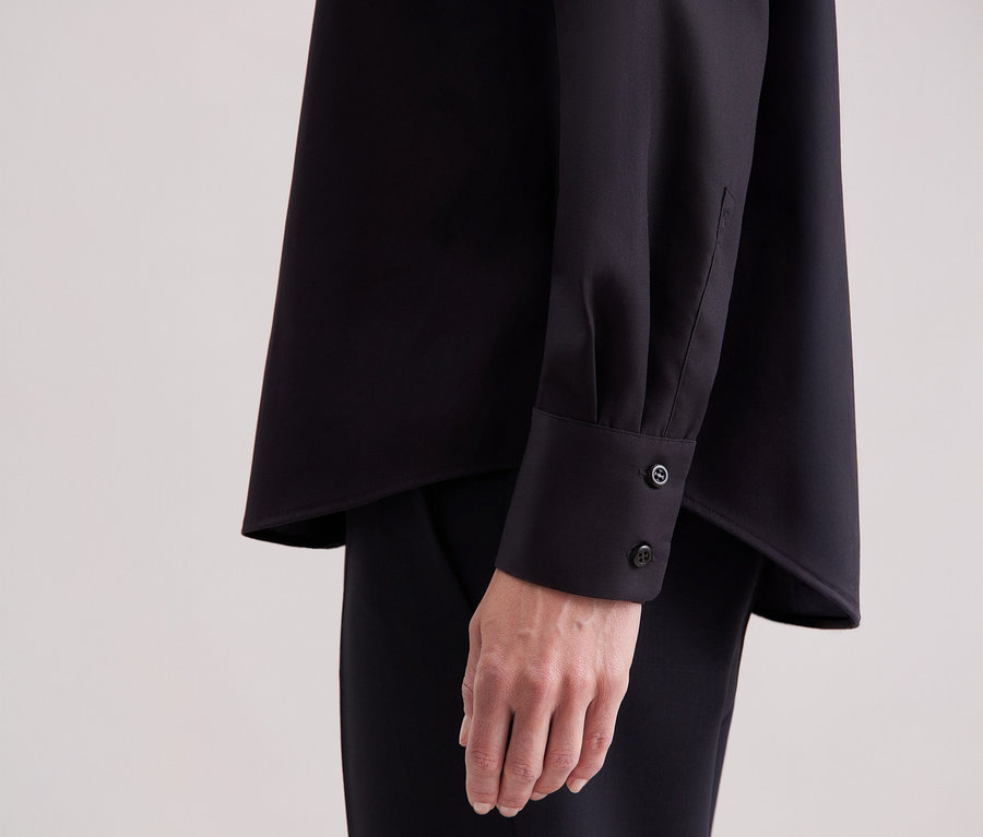 Detailní záběr na ženu v černé halence Seidensticker Regular.