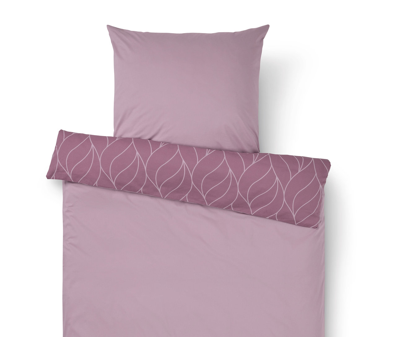 Fialové povlečení s polštářem a pruhem s bílými listy.