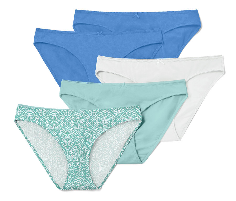 Pět párů kalhotek různých barev.