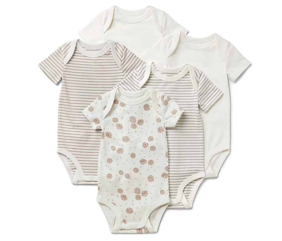 Pět dětských body s krátkým rukávem: dvě bílé, dvě s hnědými proužky a jedno s hnědým květinovým potiskem.