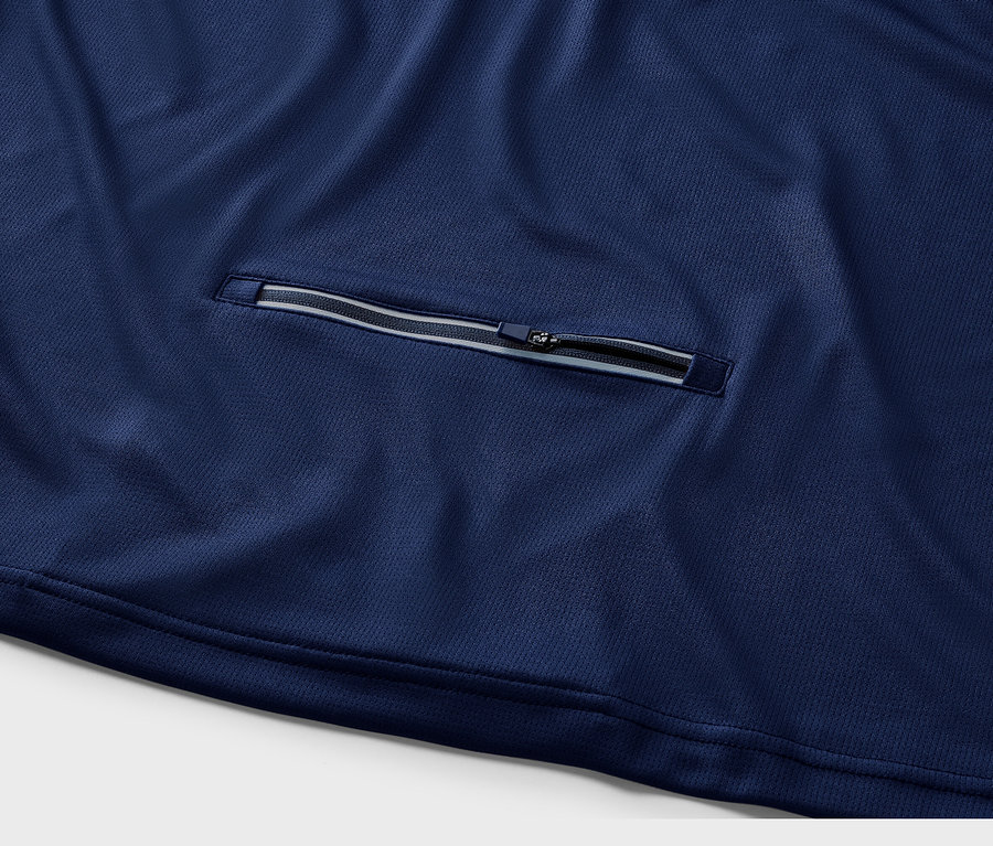 Detailní záběr na cyklistický trikot s kapsou na zip.