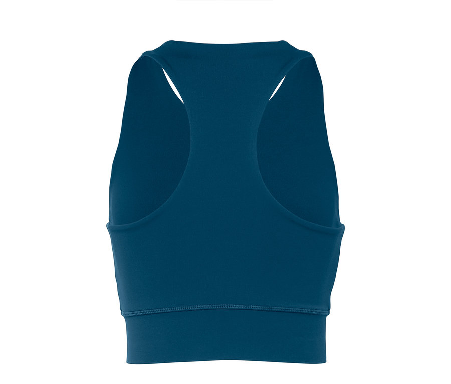 Detail modré sportovní podprsenky s racerback střihem.