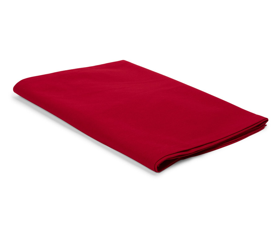 Červená látka složená na bílém pozadí.