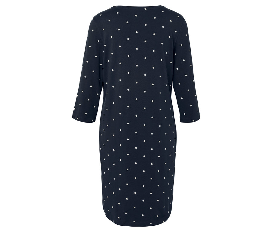 Zadní pohled na tmavě modré šaty s bílými puntíky a tříčtvrtečními rukávy.