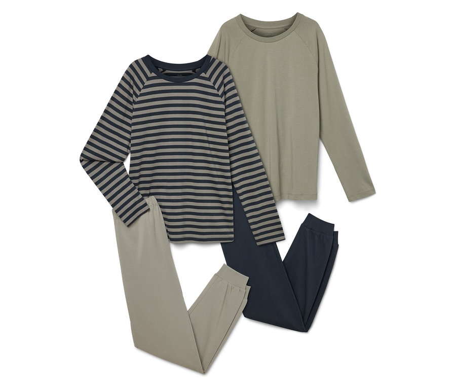 Dva komplety oblečení na spaní. Jeden komplet je pruhovaný top s dlouhým rukávem a béžové kalhoty. Druhý komplet je olivový top s dlouhým rukávem a tmavě modré kalhoty.