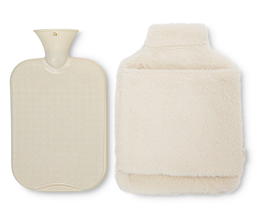 Dvě béžové gumové láhve na horkou vodu, jedna s měkkým obalem, na bílém pozadí.