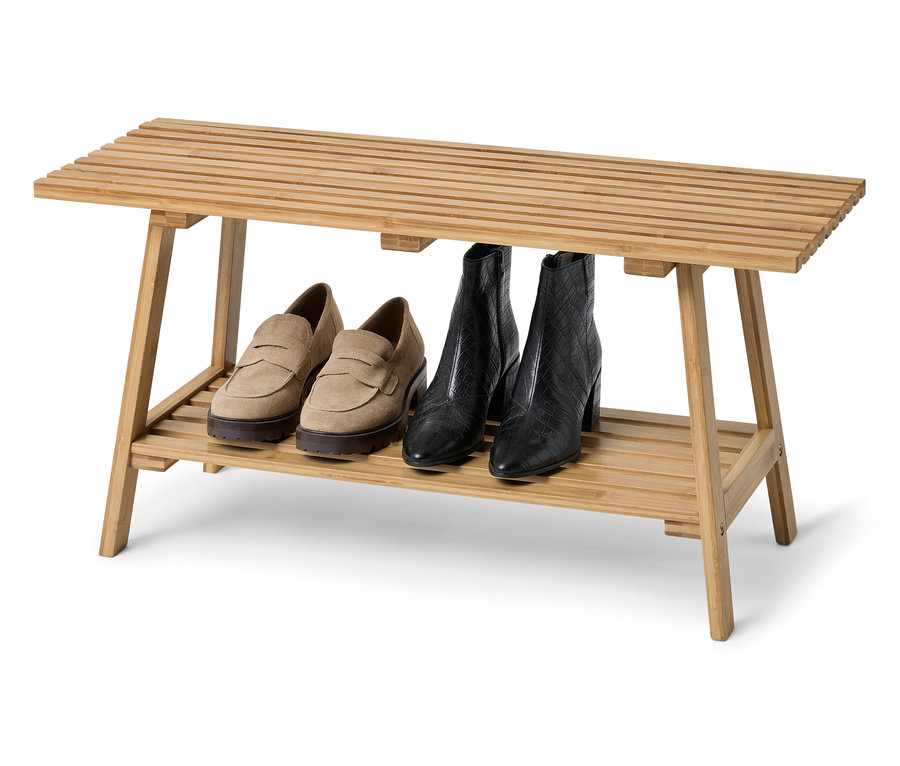 Dva páry bot stojí na bambusové botníku.