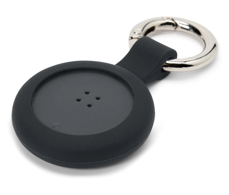 Černé pouzdro na přívěšek s kovovým kroužkem.