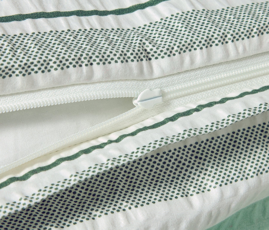 Detailní záběr mikrokrepového povlečení standardní velikosti se zipem.