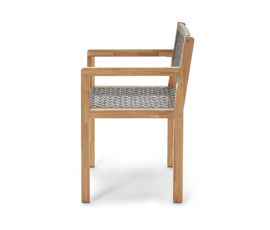 Boční pohled na jídelní židli s textilním výpletem.