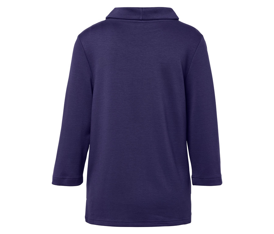 Zadní pohled na fialovou tuniku s rolákem a tříčtvrtečními rukávy.