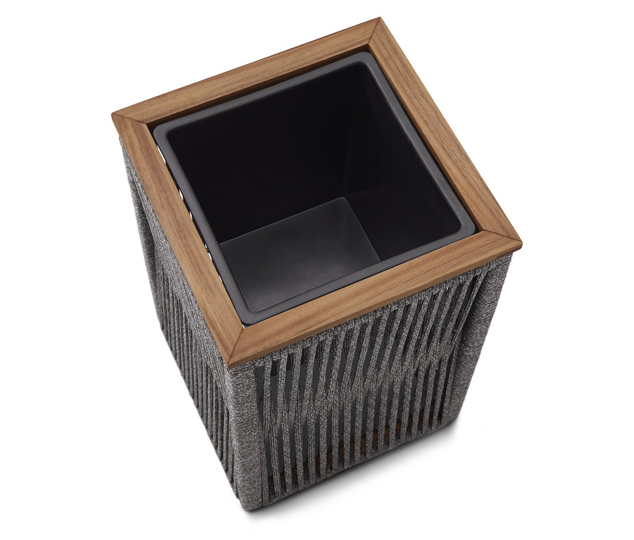 Detailní záběr čtvercového květináče se šedou šňůrovou vazbou a dřevěnými akcenty.
