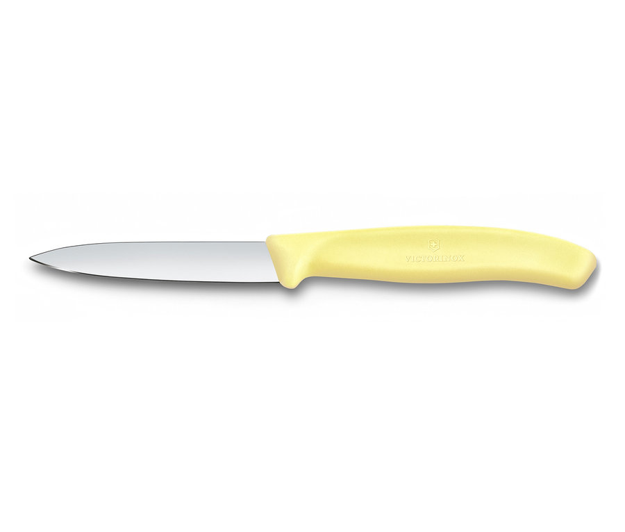 Žlutý nůž na zeleninu Victorinox leží na bílém pozadí.