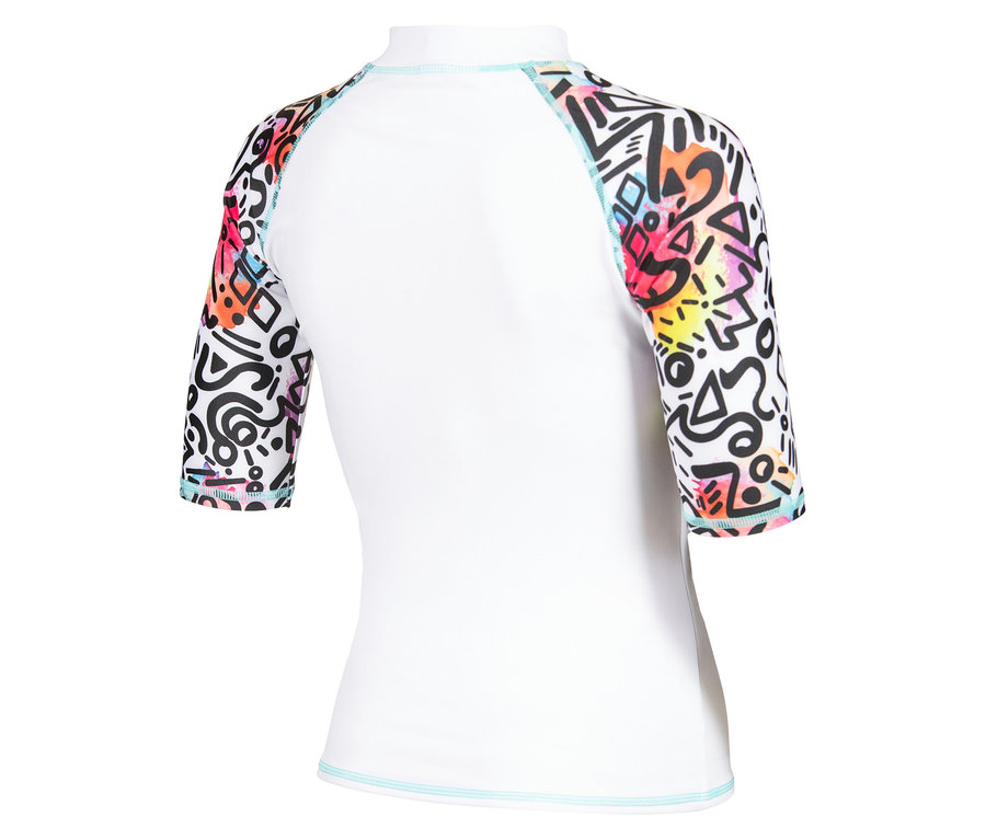 Bílé tričko s krátkým rukávem s barevnými geometrickými vzory na rukávech.