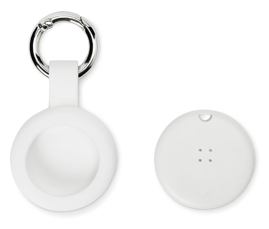 Bílý kulatý držák AirTag s karabinou a bílý kryt AirTag leží na bílém pozadí.