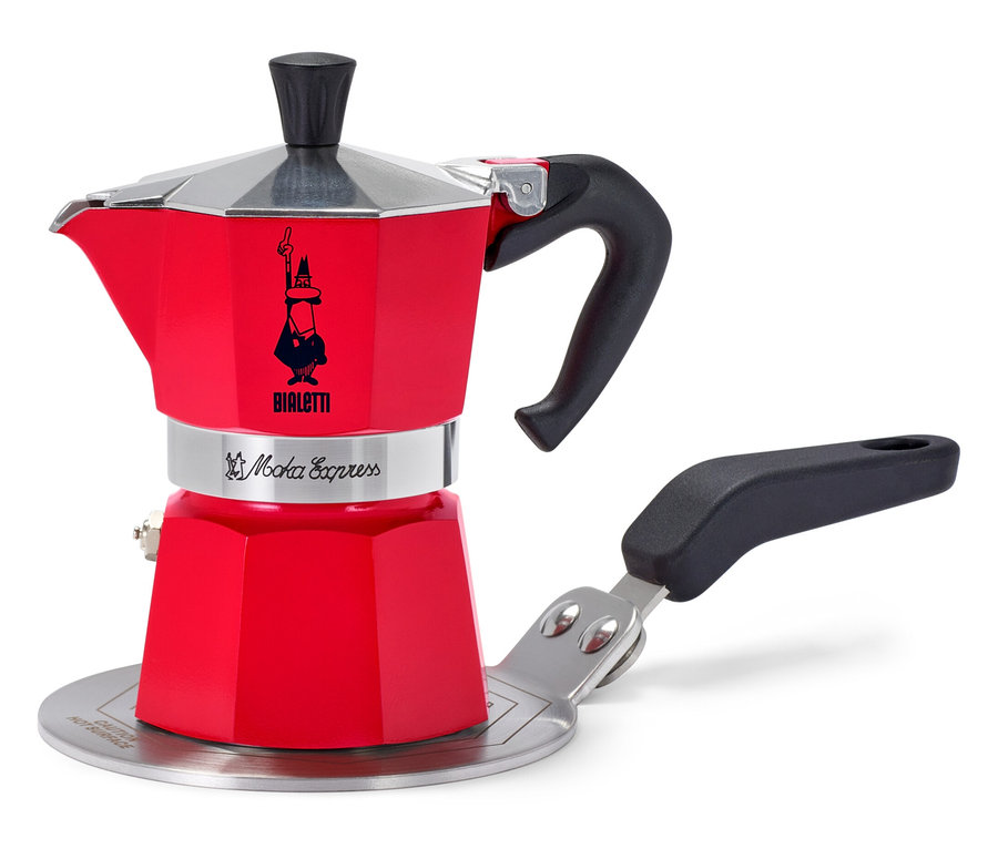 Červený kávovar Bialetti Moka Express stojí na stříbrné adaptérové desce.