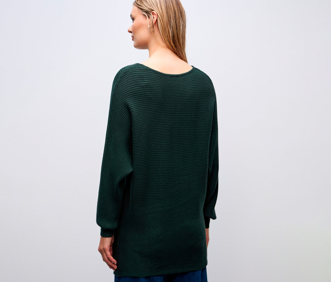 Žena má na sobě tmavě zelený strukturovaný svetr Street One, pohled zezadu.