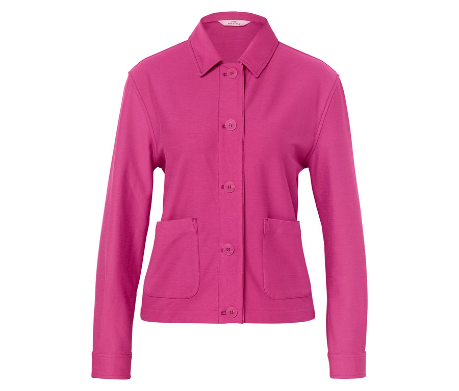 Růžová bunda s knoflíky a kapsami.