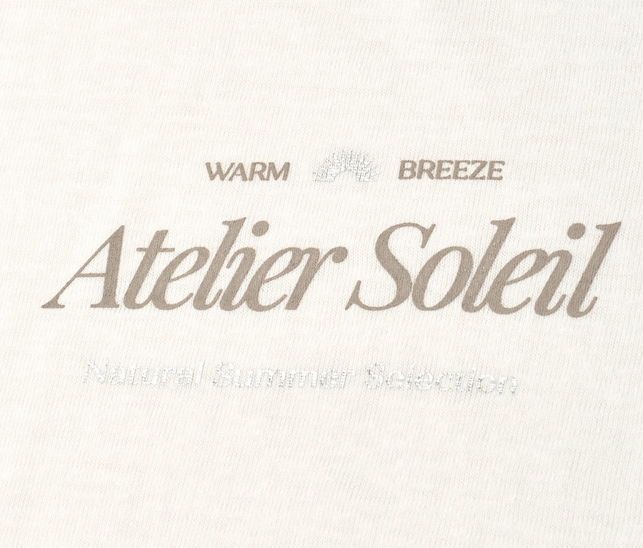 Na krémovém pozadí je šedý nápis „Atelier Soleil“.
