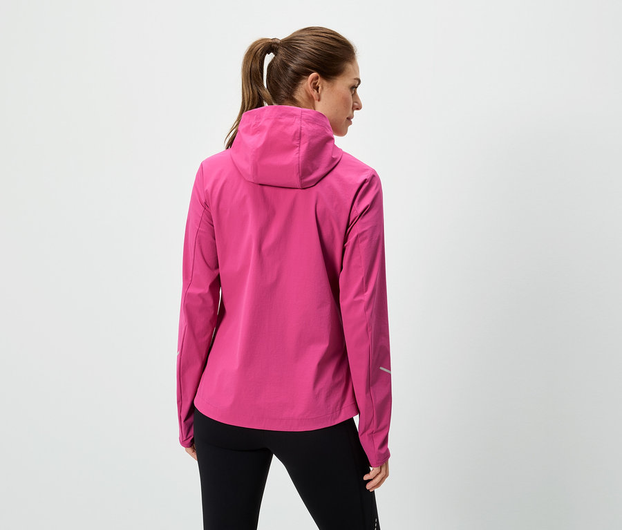 Pohled zezadu na ženu s culíkem, která má na sobě růžovou bundu do deště s kapucí a černé legíny.