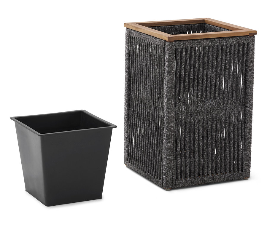 Šedý čtvercový květináč z pleteného lana stojí vedle černého čtvercového květináče.