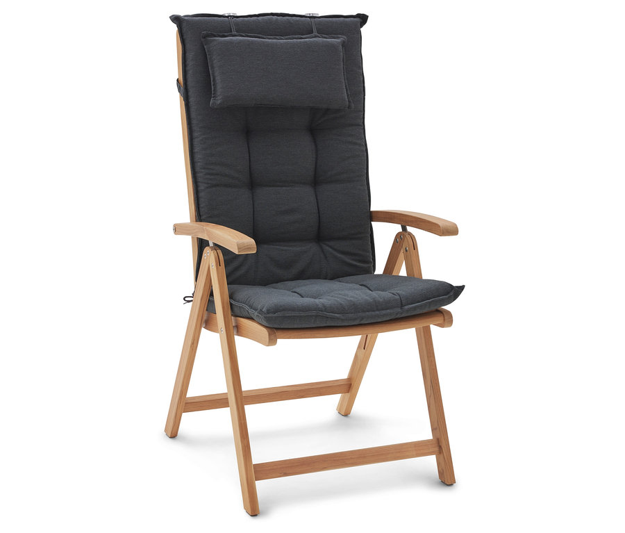 Vysoké teakové křeslo s nastavitelným opěradlem a šedými polštáři stojí na bílém pozadí.