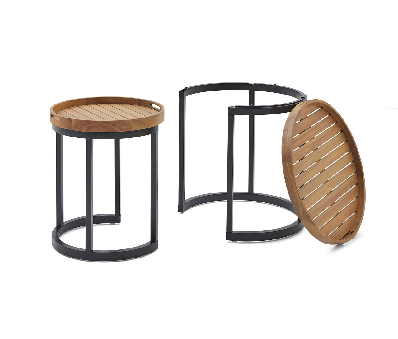 Dva odkládací stolky s dřevěnými deskami a černými kovovými rámy stojí na bílém pozadí.