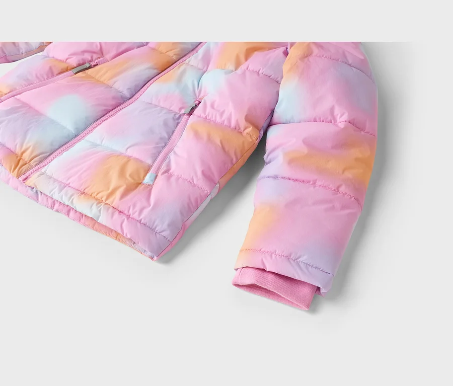 Prošívaná bunda s růžovým, oranžovým a světle modrým tie-dye vzorem, s předním zipem, kapsou na zip a růžovým žebrovaným lemem na rukávu.