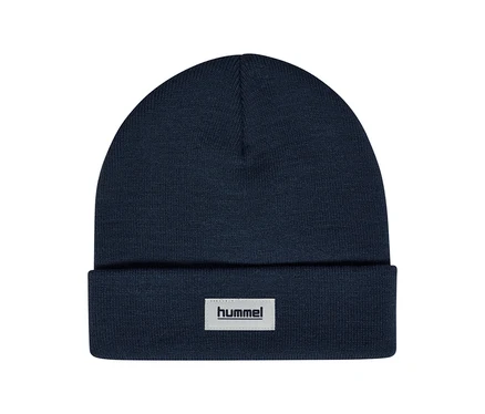 Tmavě modrá pletená čepice hummel® »HMLJR Knit Beanie« s ohrnutým okrajem a bílým štítkem s logem hummel.