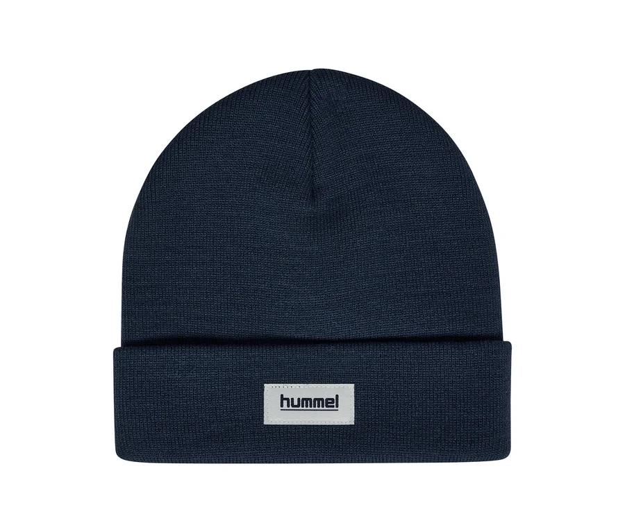 Tmavě modrá pletená čepice hummel® »HMLJR Knit Beanie« s ohrnutým okrajem a bílým štítkem s logem hummel.