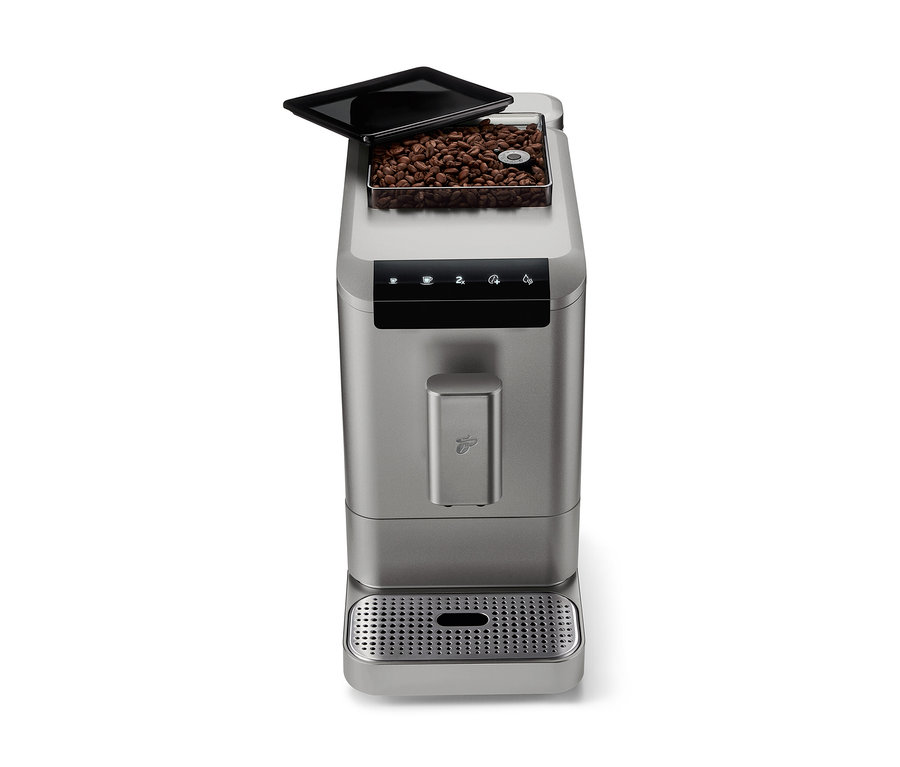 Titanově stříbrný plnoautomatický kávovar »Esperto2 Caffè« s otevřeným zásobníkem kávových zrn.