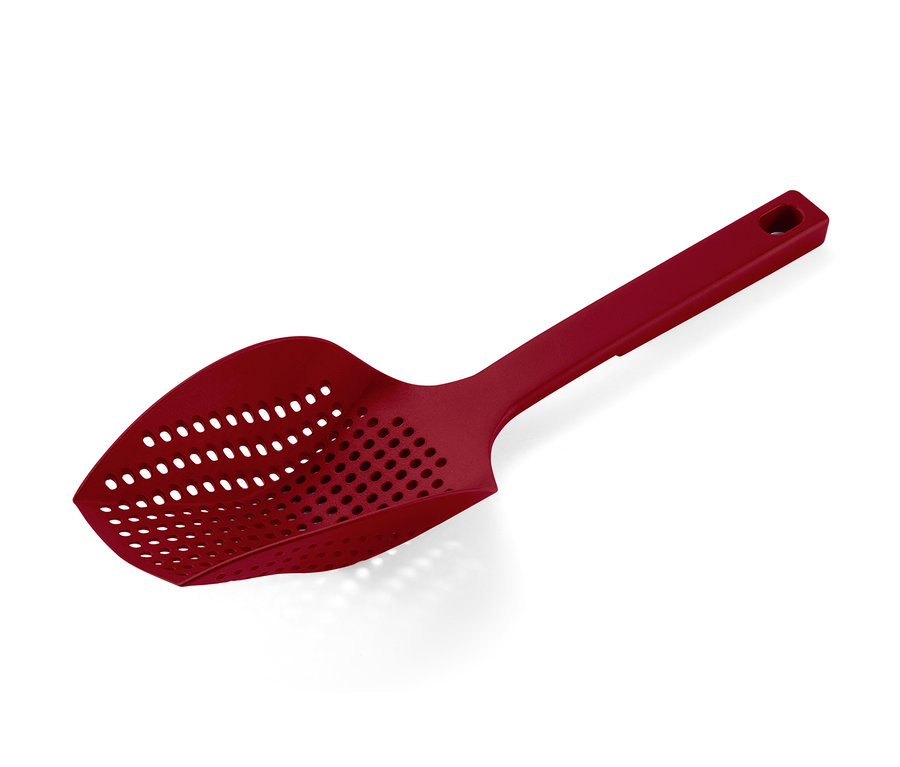 Červená multifunkční pěnovačka s otvory na bílém pozadí.