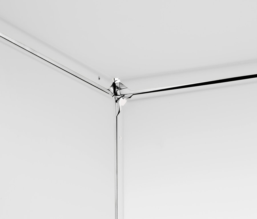 Detail rohu bílé kovové skříňky.