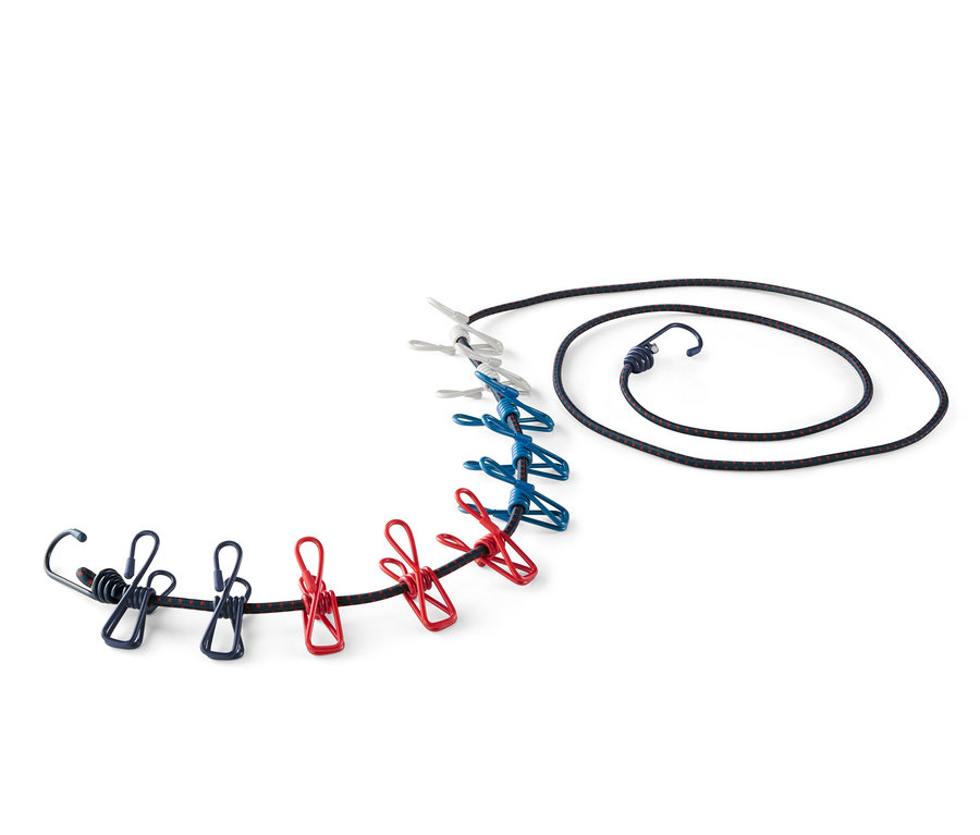 Černá cestovní šňůra na prádlo s barevnými kolíčky.