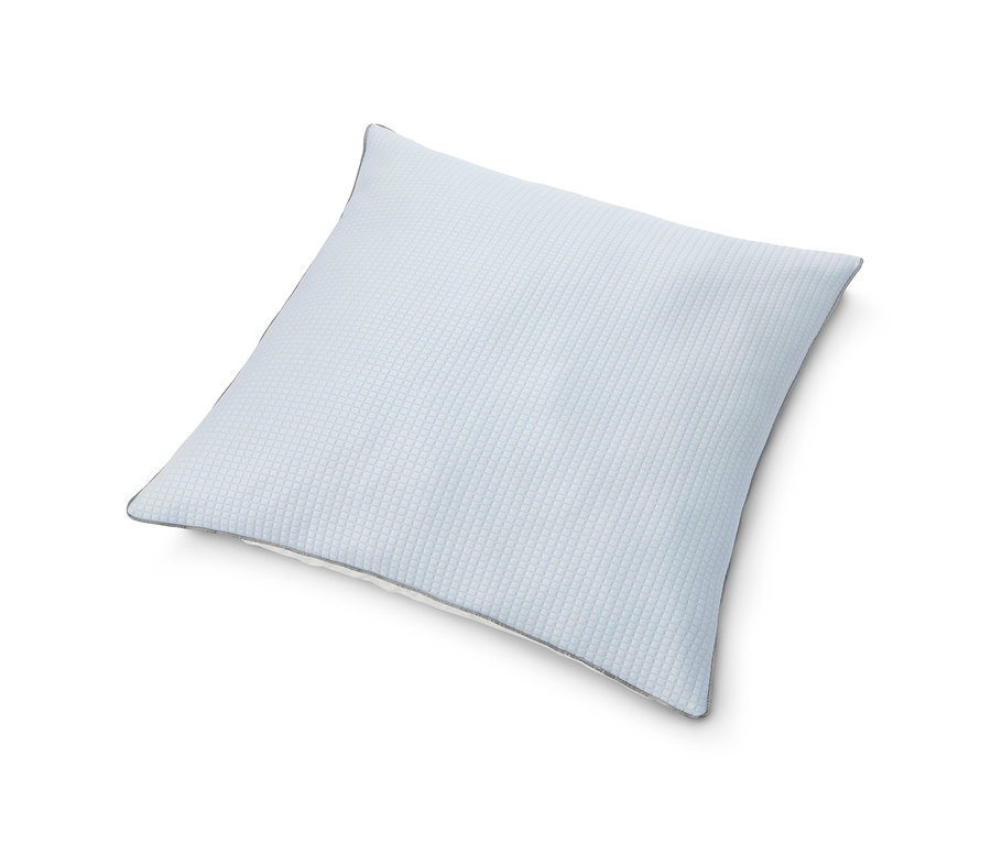 Světle modrý chladivý polštář cca 80 x 80 cm s texturou a šedým lemem.