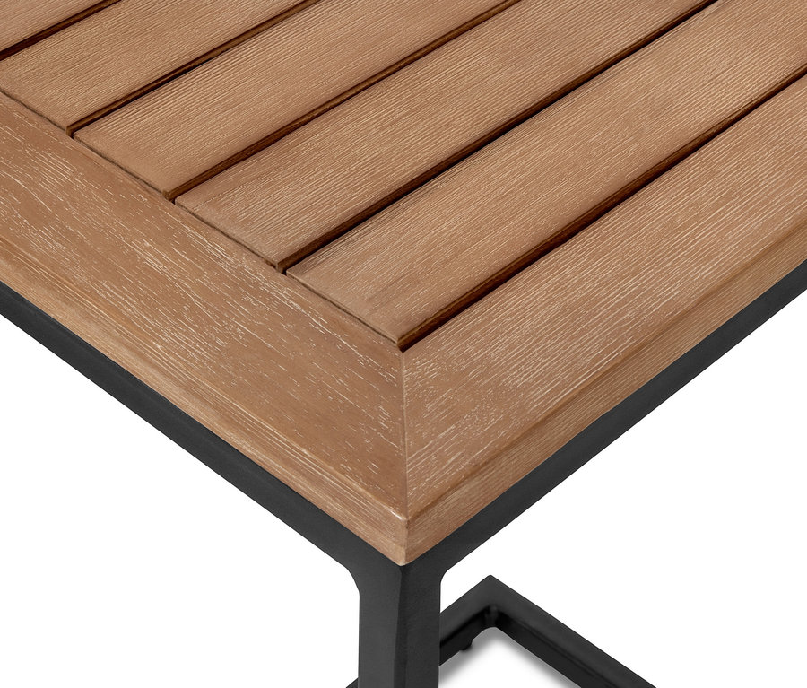 Detail rohu odkládacího stolku, 2 ks, s dřevěnou deskou a černým kovovým rámem.