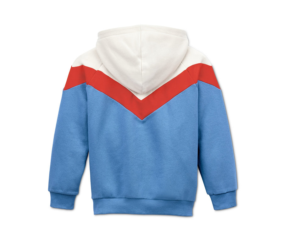 Zadní strana modré mikiny s červeným a bílým pruhem ve tvaru V.