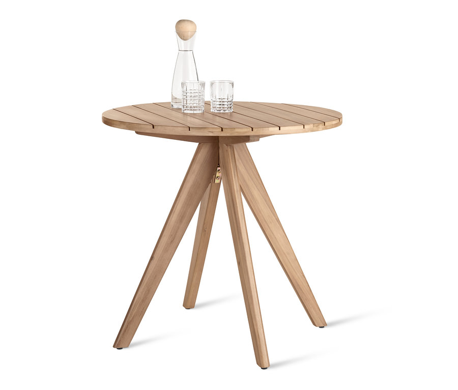 Dva kulaté zahradní stoly, karafa a dvě sklenice.