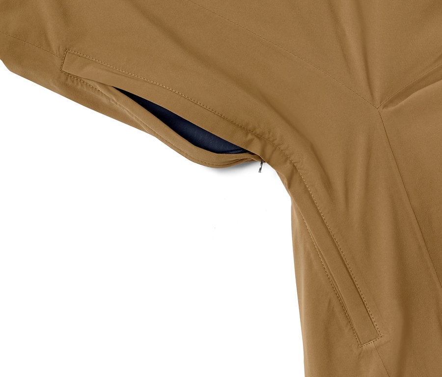 Detail hardshellové outdoorové bundy s kapsou na zip.