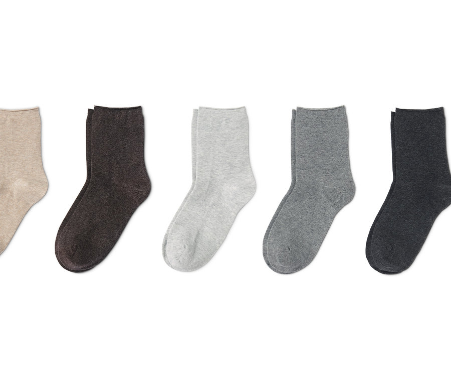 Pět párů ponožek v béžové, hnědé, světle šedé, šedé a tmavě šedé barvě.