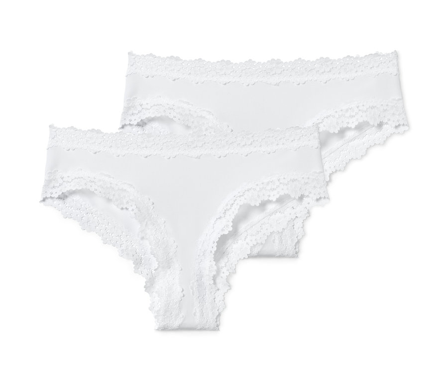 Dvoje bílé bokové kalhotky s krajkou.